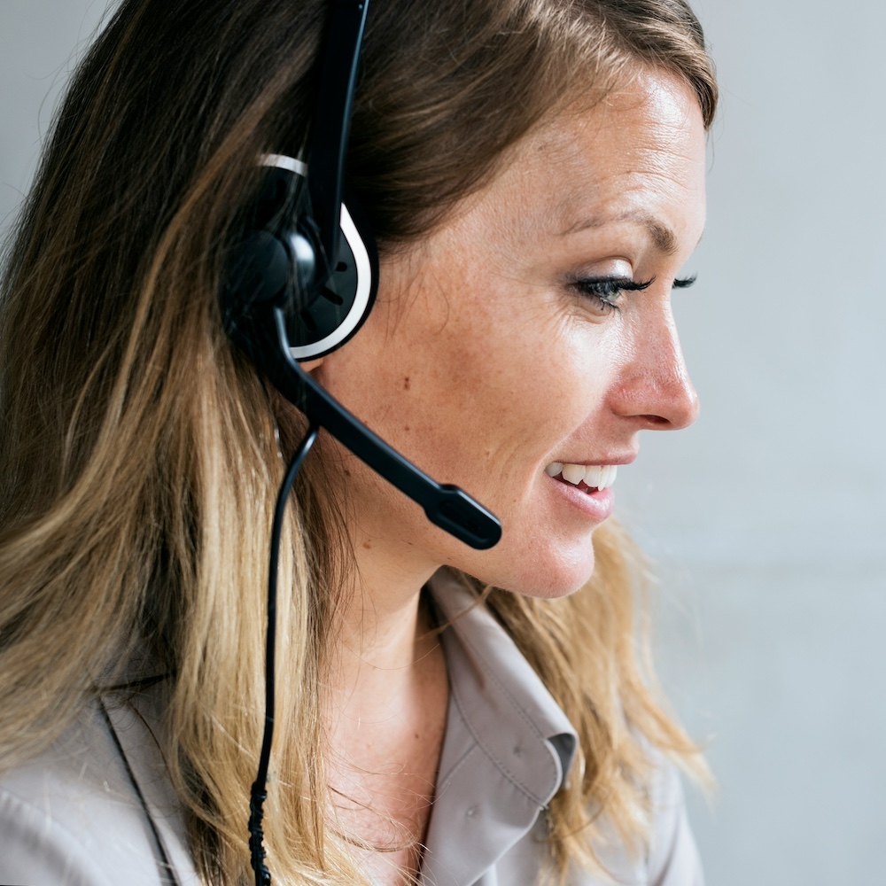 A senior Lemon Receptionist agent at her desk
